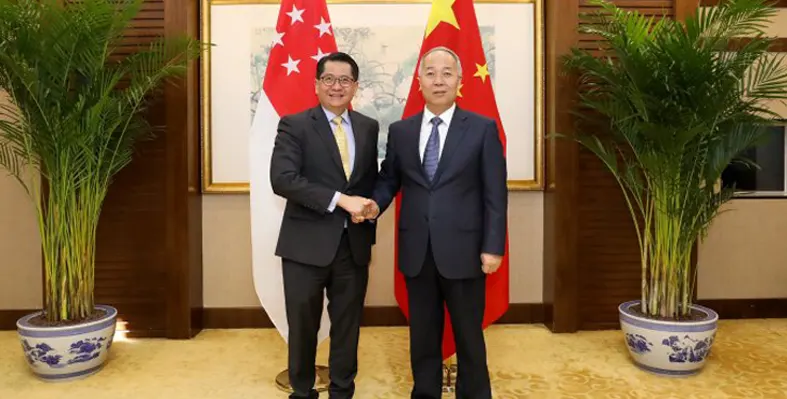 Vice Minister Ma handshakes with Permanent Secretary Loh