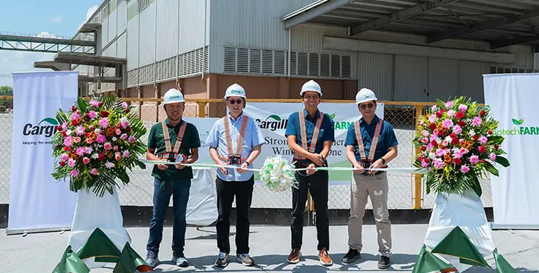 Officials_at_the_ribbon_ceremony 
