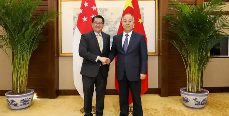 Vice Minister Ma handshakes with Permanent Secretary Loh