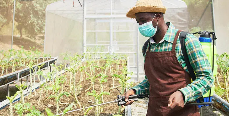 Image_of_farmer_using_sustainable_fertiliser