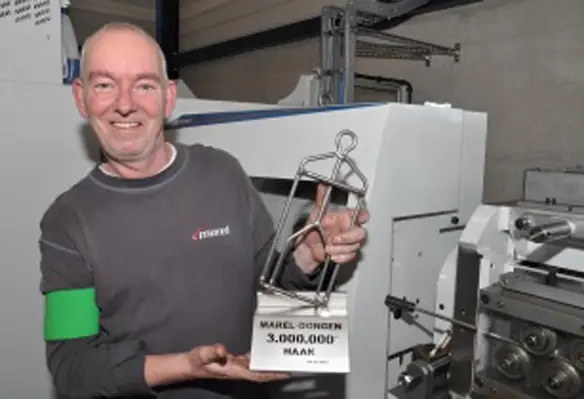 Hugo van den Elshout, responsible for the shackle production at Marel Dongen for already 33 years, is proudly showing the 3,000,000th shackle. (Image source: Marel)