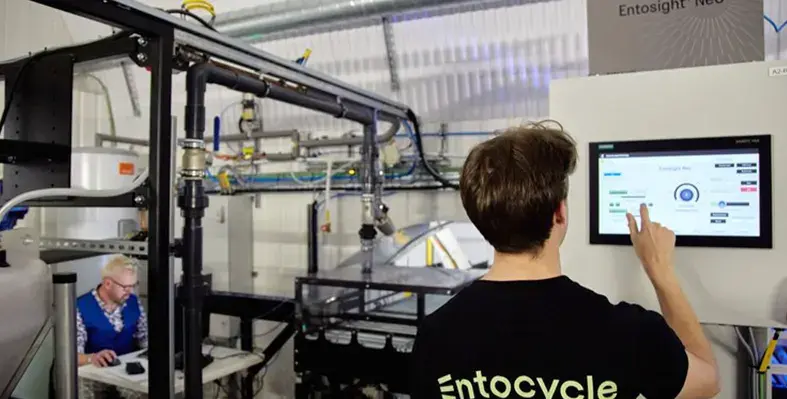 Entocycle_operator_using_controls_web