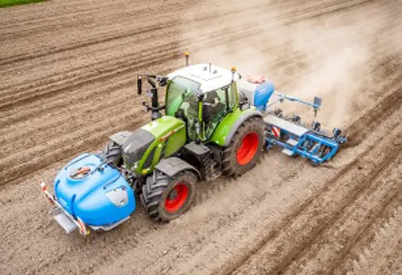 The SprayHub front tank can be combined with a wide range of different machines, while the SprayKit can be adjusted to any specific application. (Image source: LEMKEN)