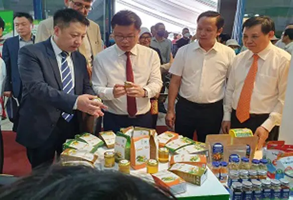 The event featured more than 200 booths and 1,000 sq m of product displays from more than 100 domestic and international exhibitors. (Image source: AgroViet)