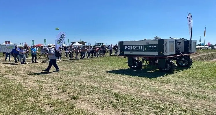 Robot crowd-puller at the DLG Field Days 2022 at the Kirschgartshausen trial farm in Mannheim. (Image source: DLG) Robot in farm